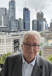 Jens Castner vor der Frankfurter Skyline